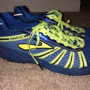 Brooks men’s light weight running shoes